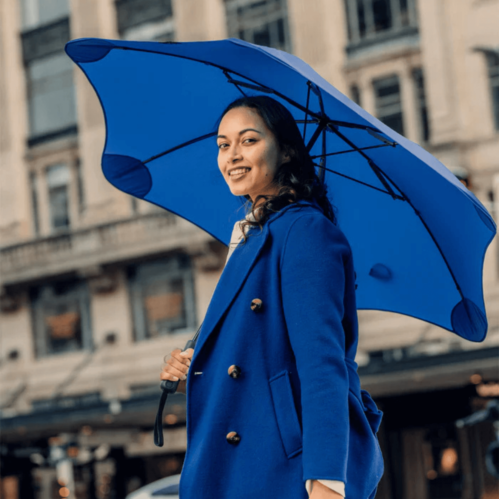 Blunt Umbrella Classic Ocean Blue Lifestyle